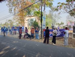 Langit Biru Indonesia Asri Minggu Ke-5, Anggota DPRD dan DPC Partai Demokrat Karawang Bersama Warga Gelar Kerja Bakti Bersihkan Area TPU Leuweung Djati