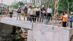 Bupati Karawang Cek Pembangunan Jembatan Harmoni Desa Wadas, Pastikan Sesuai Spesifikasi