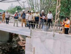 Bupati Karawang Cek Pembangunan Jembatan Harmoni Desa Wadas, Pastikan Sesuai Spesifikasi