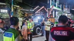 Jajaran Polsek Telukjambe Gerak Cepat Tindaklanjuti Dumas 110, Antar Seorang Nenek yang Tersesat Pulang ke Rumah