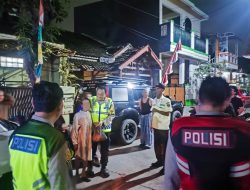 Jajaran Polsek Telukjambe Gerak Cepat Tindaklanjuti Dumas 110, Antar Seorang Nenek yang Tersesat Pulang ke Rumah