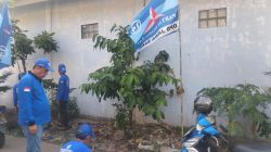 Kegiatan Langit Biru Indonesia Asri Minggu ke-VIII, Ketua DPC Demokrat Karawang Pimpin Aksi Pengecatan Balai Warga
