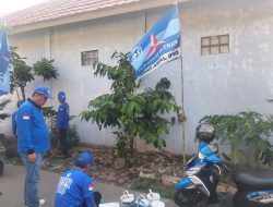 Kegiatan Langit Biru Indonesia Asri Minggu ke-VIII, Ketua DPC Demokrat Karawang Pimpin Aksi Pengecatan Balai Warga