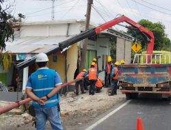 Respons Cepat PLN ULP Kayuagung Pulihkan Listrik Pasca tiang Tertabrak Kendaraan di OKI