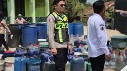 Brimob Polda Jabar Bersama Polsek Ciampel Salurkan 10.000 Liter Air Bersih untuk Warga Kampung Jangga