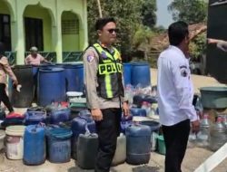 Brimob Polda Jabar Bersama Polsek Ciampel Salurkan 10.000 Liter Air Bersih untuk Warga Kampung Jangga
