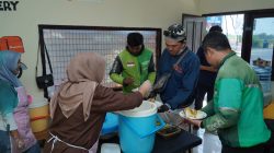Antusiasme Driver Ojol Meriahkan Warung Makan Gratis Polresta Karawang di Jalan Siliwangi