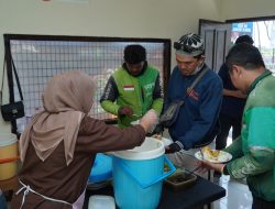 Antusiasme Driver Ojol Meriahkan Warung Makan Gratis Polresta Karawang di Jalan Siliwangi