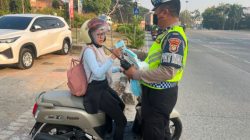 Satlantas Polres Metro Bekasi Bagikan Masker, Antisipasi Dampak Abu Vulkanik Anak Gunung Krakatau