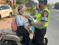 Satlantas Polres Metro Bekasi Bagikan Masker, Antisipasi Dampak Abu Vulkanik Anak Gunung Krakatau