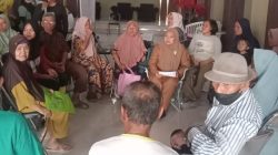 Dedikasi Kades Pasirjengkol, Hj. Tati Maryati Kawal Langsung Penyaluran Bantuan Pangan