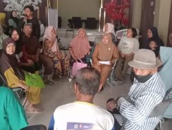 Dedikasi Kades Pasirjengkol, Hj. Tati Maryati Kawal Langsung Penyaluran Bantuan Pangan