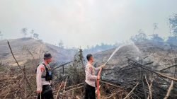 Komitmen Polri Karhutla| Kapolres Terjun Langsung Padamkan Empat Titik Api di OKU Selatan
