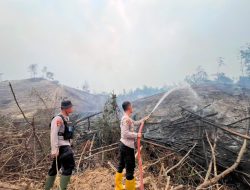 Komitmen Polri Karhutla| Kapolres Terjun Langsung Padamkan Empat Titik Api di OKU Selatan