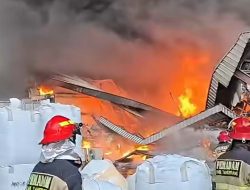 Pabrik Bahan Baku Plastik di Balaraja Alami Kebakaran, 60 Personil Dikerahkan