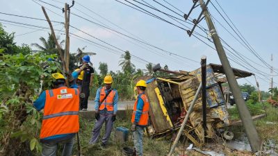 Tiang SUTM Roboh Ditabrak Truk, PLN Percepat Pemulihan Listrik di Belitang II