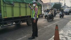 Cegah Arus Lalu Lintas Tersendat, Polantas di Karawang Gercep Atur Lalu Lintas Pagi saat Jam Sibuk
