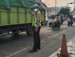 Cegah Arus Lalu Lintas Tersendat, Polantas di Karawang Gercep Atur Lalu Lintas Pagi saat Jam Sibuk