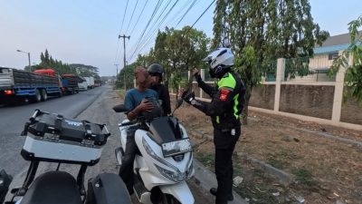 Satlantas Polresta Karawang Gelar Patroli Simpatik, Ajak Pengendara Motor untuk Patuhi Aturan Berlalu Lintas