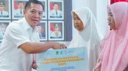 Dorong Kemandirian Ekonomi Masyarakat, Pemkab Karawang Serahkan Bantuan UEP
