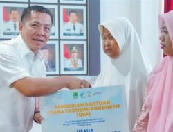 Dorong Kemandirian Ekonomi Masyarakat, Pemkab Karawang Serahkan Bantuan UEP