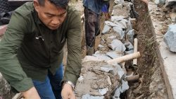 Peduli Keluhan Warga, Calon Kades Nomor Urut 2 HADE Bersama Masyarakat Swadaya Perbaiki Pondasi Selokan di Kalihurip