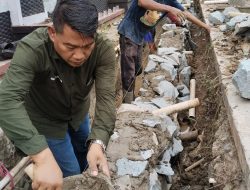 Peduli Keluhan Warga, Calon Kades Nomor Urut 2 HADE Bersama Masyarakat Swadaya Perbaiki Pondasi Selokan di Kalihurip