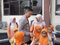 Kasat Lantas Polresta Karawang Bersama Personel Hadirkan Keceriaan saat Kegiatan Polsanak Bersama Anak-Anak Usia Dini