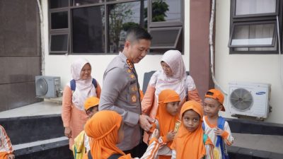 Kasat Lantas Polresta Karawang Bersama Personel Hadirkan Keceriaan saat Kegiatan Polsanak Bersama Anak-Anak Usia Dini